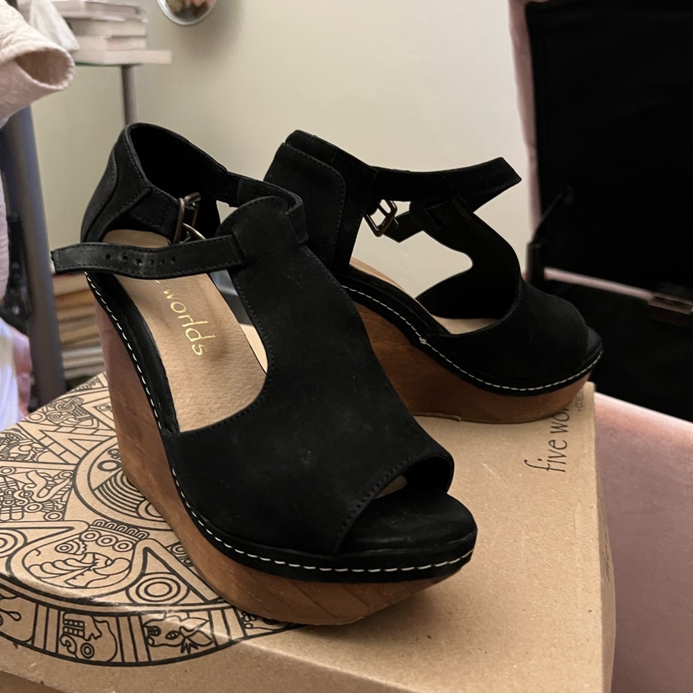 Five Worlds Platform Heels